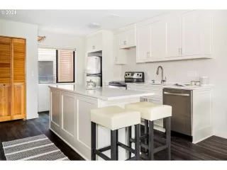 Photo #5: 24692237 Listing