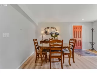 Photo #4: 24693401 Listing