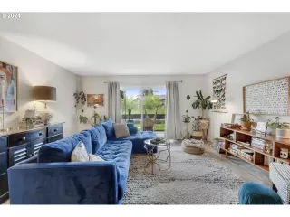 Photo #4: 24694748 Listing