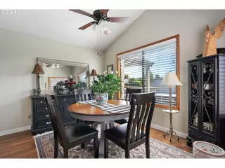 Photo #5: 24695177 Listing