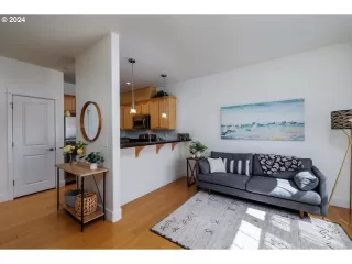 Photo #4: 24696851 Listing