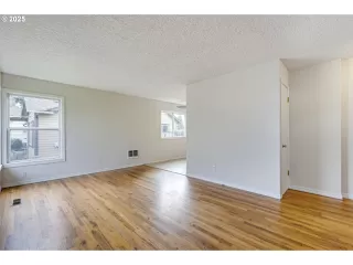 Photo #6: 24697007 Listing