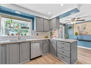 Photo #5: 24697223 Listing