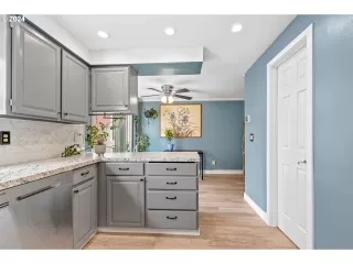 Photo #6: 24697223 Listing