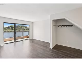 Photo #2: 249260527 Listing