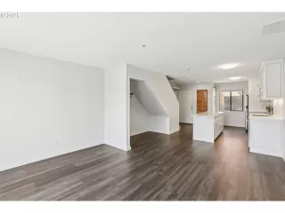 Photo #3: 249260527 Listing