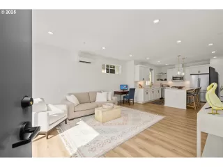 Photo #4: 251371547 Listing