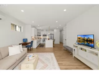 Photo #5: 251371547 Listing