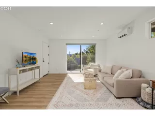 Photo #6: 251371547 Listing