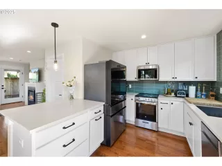 Photo #4: 258412532 Listing 