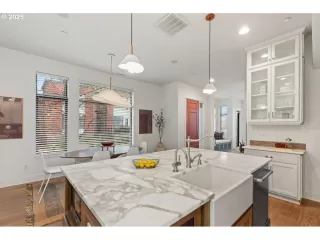 Photo #6: 263928851 Listing