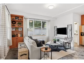 Photo #2: 281849374 Listing