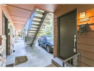 Photo #5: 283906708 Listing