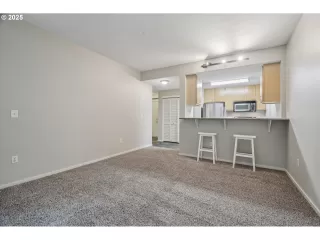 Photo #5: 284379431 Listing
