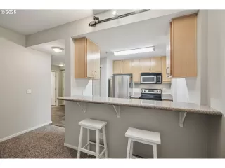 Photo #6: 284379431 Listing