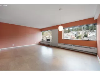 Photo #5: 285338702 Listing