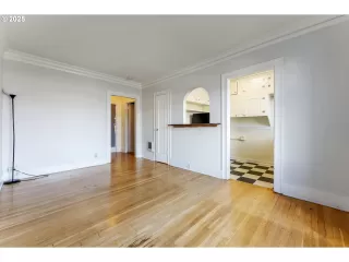 Photo #3: 285403756 Listing