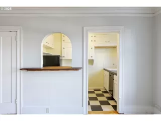 Photo #4: 285403756 Listing