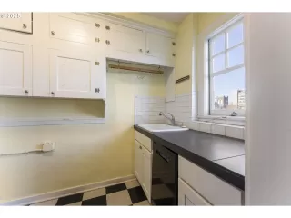 Photo #5: 285403756 Listing