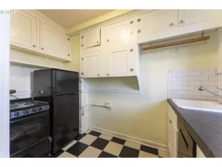 Photo #6: 285403756 Listing