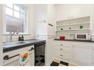 Photo #6: 295679591 Listing