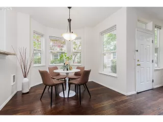 Photo #6: 295982933 Listing