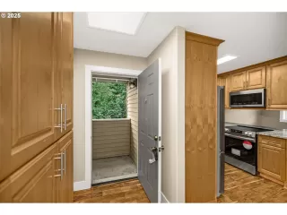 Photo #4: 299366222 Listing