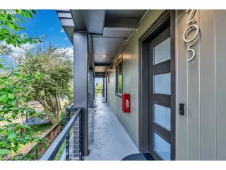 Photo #3: 300121667 Listing