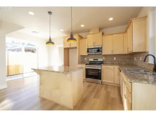 Photo #5: 300277168 Listing