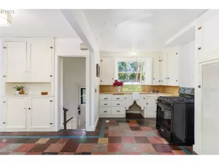 Photo #4: 302035567 Listing