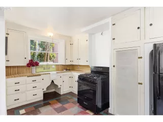 Photo #5: 302035567 Listing