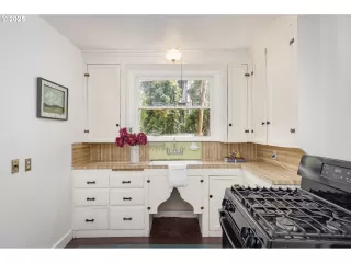 Photo #6: 302035567 Listing