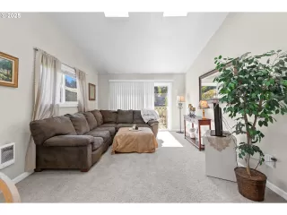 Photo #6: 302436453 Listing 