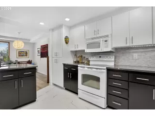 Photo #6: 303683706 Listing 