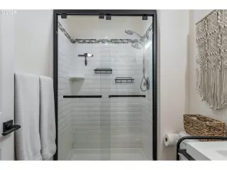 Photo #6: 308134148 Listing