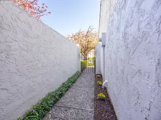 Photo #4: 309274703 Listing