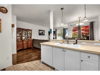 Photo #4: 309484018 Listing