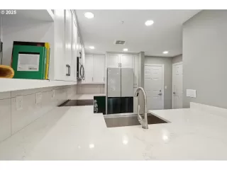 Photo #6: 310229784 Listing