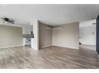 Photo #5: 319873717 Listing