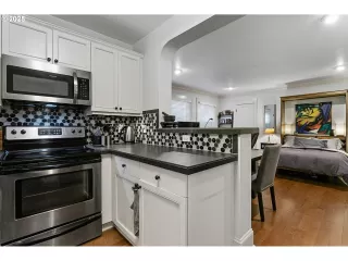 Photo #4: 325873382 Listing