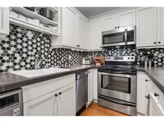 Photo #5: 325873382 Listing