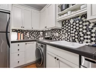 Photo #6: 325873382 Listing