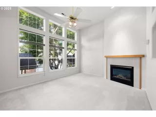 Photo #4: 326171770 Listing