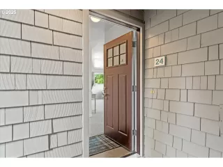 Photo #2: 327189580 Listing