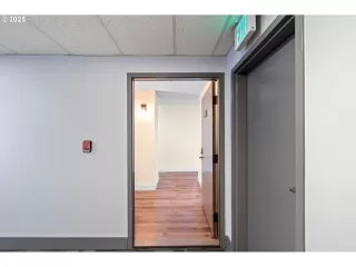 Photo #4: 329457079 Listing