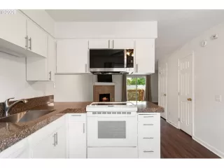 Photo #5: 329797649 Listing