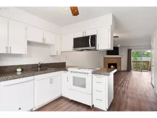 Photo #6: 329797649 Listing