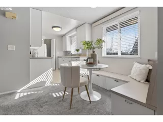 Photo #4: 330354372 Listing