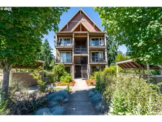 More Details about MLS # 339639630 : 2101 SE ELLIS ST E