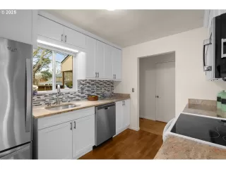 Photo #5: 348760928 Listing